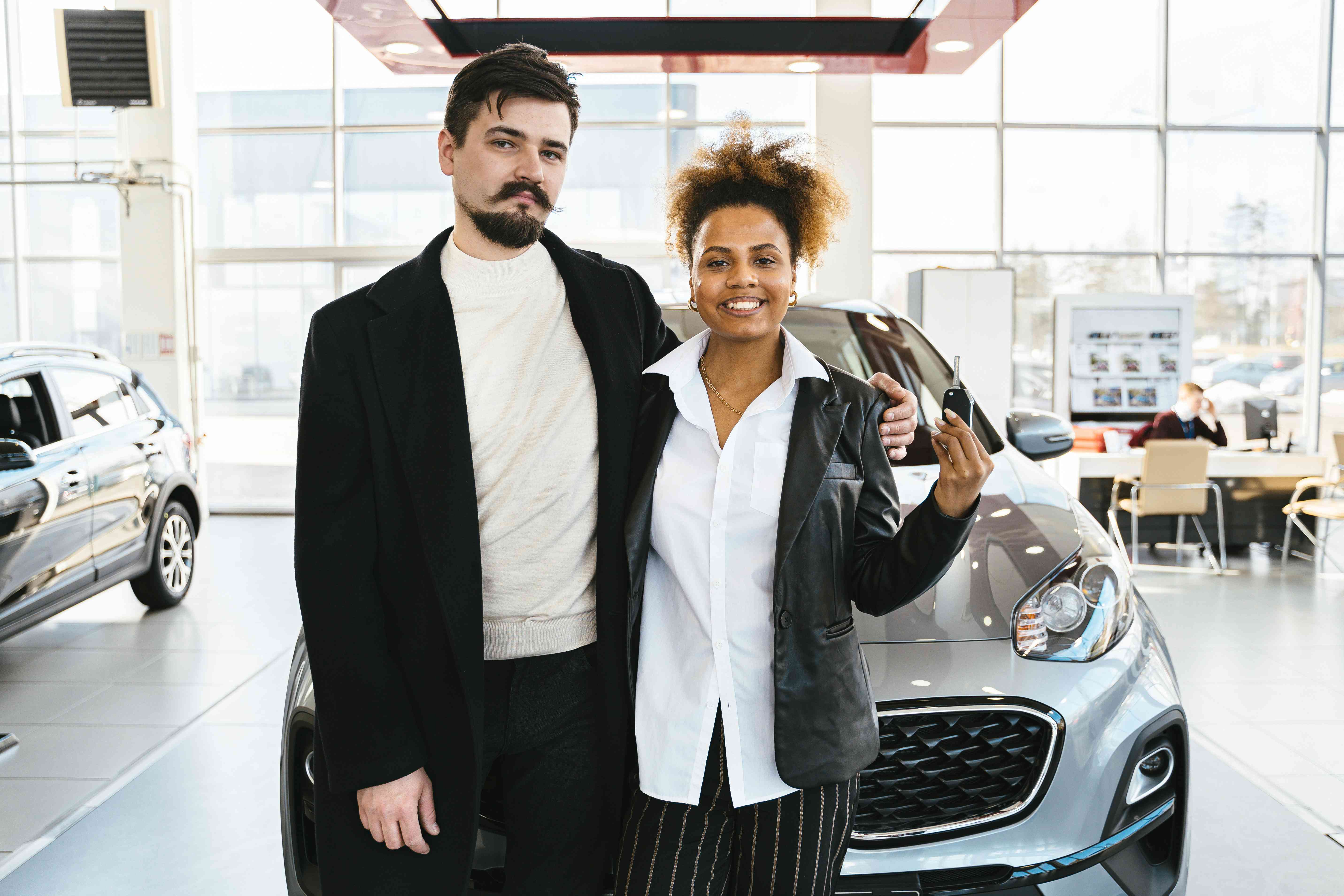 photo de deux personne devant une voiture